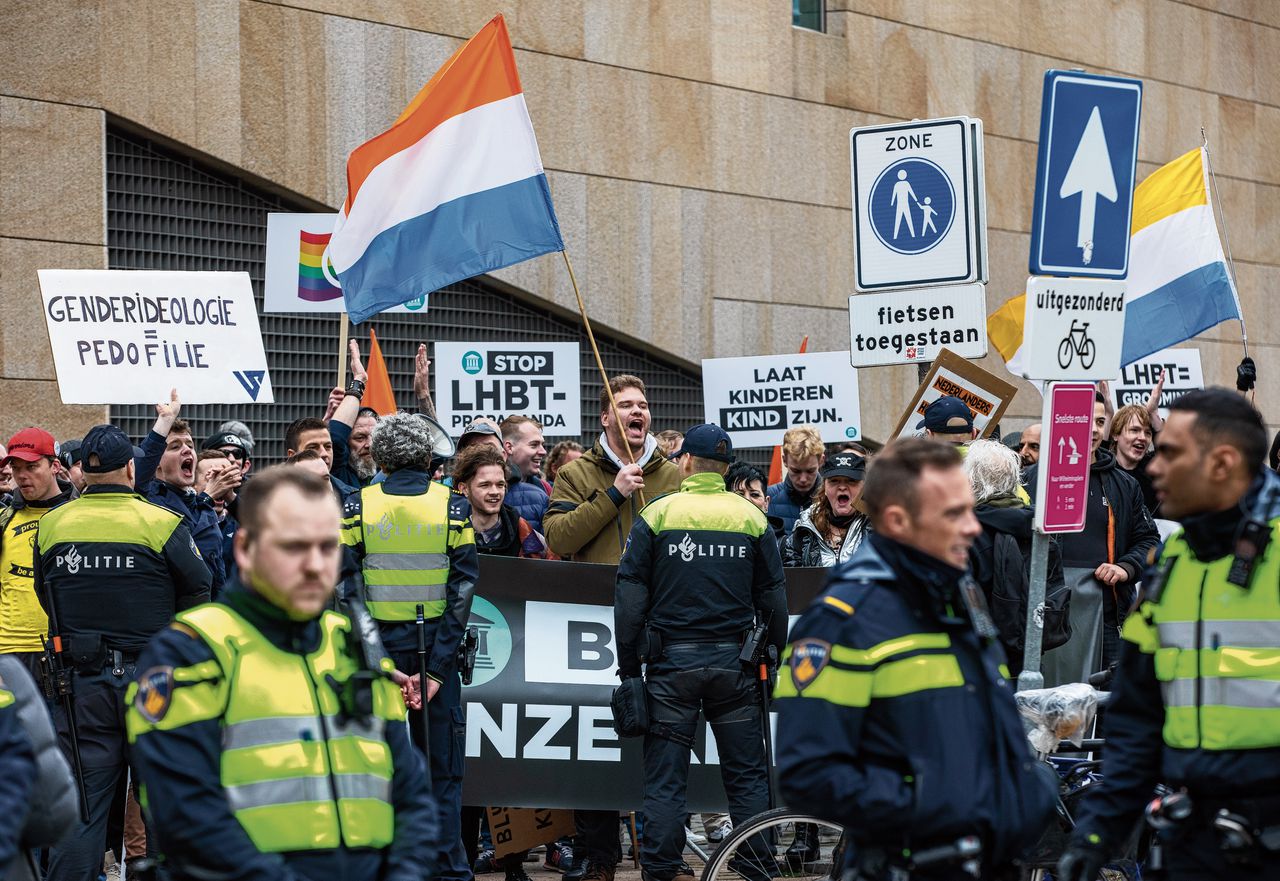 Een demonstratie in Rotterdam van de organisatie Voorpost.