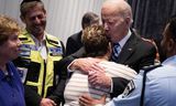 De Amerikaanse president Joe Biden omhelst de Israëlische Rachel Edri, die gegijzeld werd door Hamas, woensdag in Tel Aviv. 