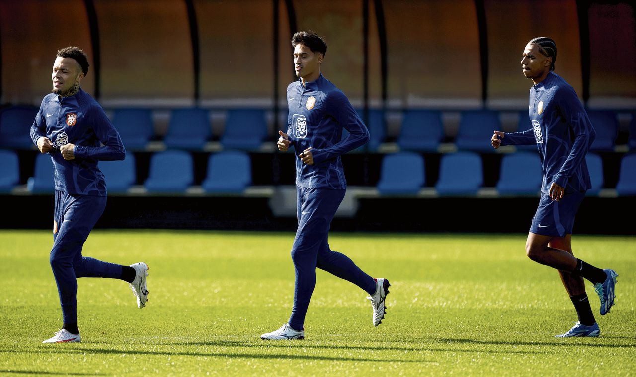 Tijjani Reijnders (m) tijdens de training van het Nederlands elftal. Vrijdag wacht Frankrijk, maandag Griekenland.