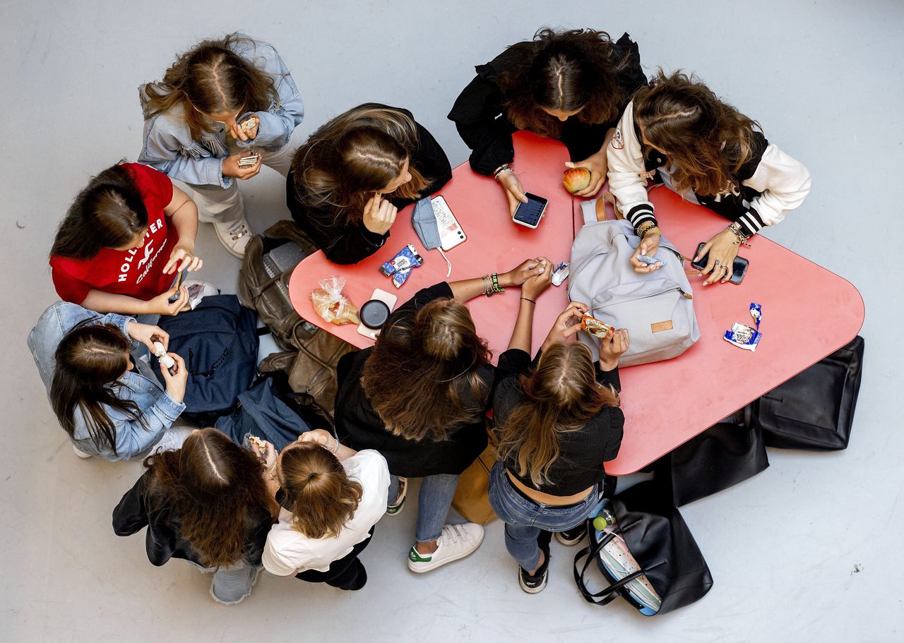 Het Teylingen College Leeuwenhorst tijdens de pauze. De leerlingen op de foto komen niet voor in het artikel.