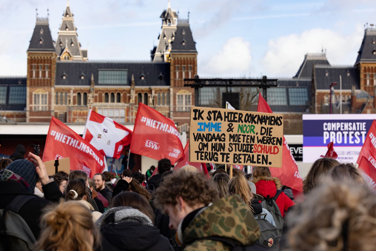 Rond 8.000 studenten en oud-studenten demonstreren op het Museumplein voor volledige compensatie van hun onder het leenstelsel opgebouwde studieschuld.