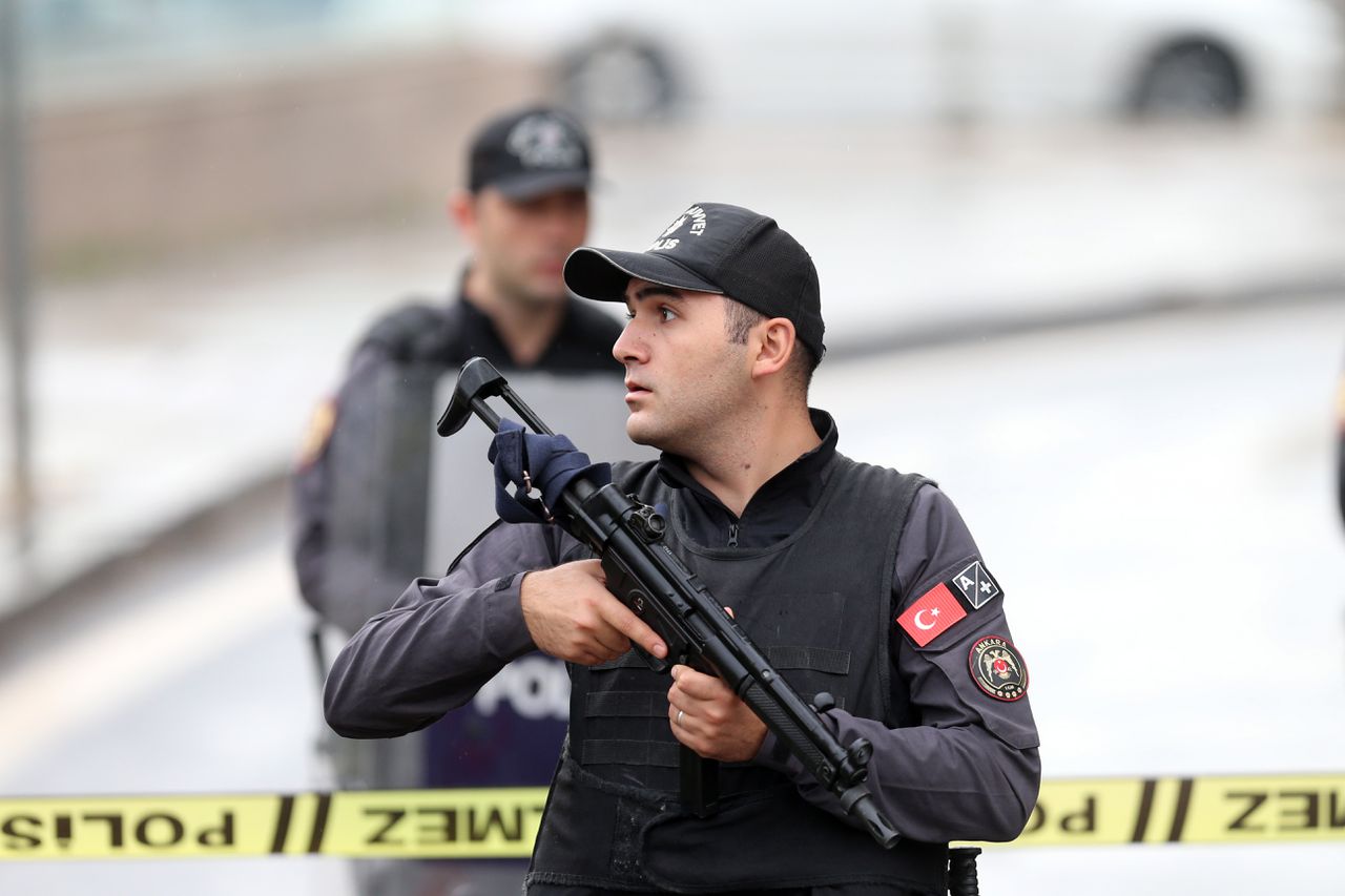 Turkse agent bij het ministerie van Binnenlandse Zaken in Ankara waar zondagochtend 1 oktober een zelfmoordaanslag plaatsvond.