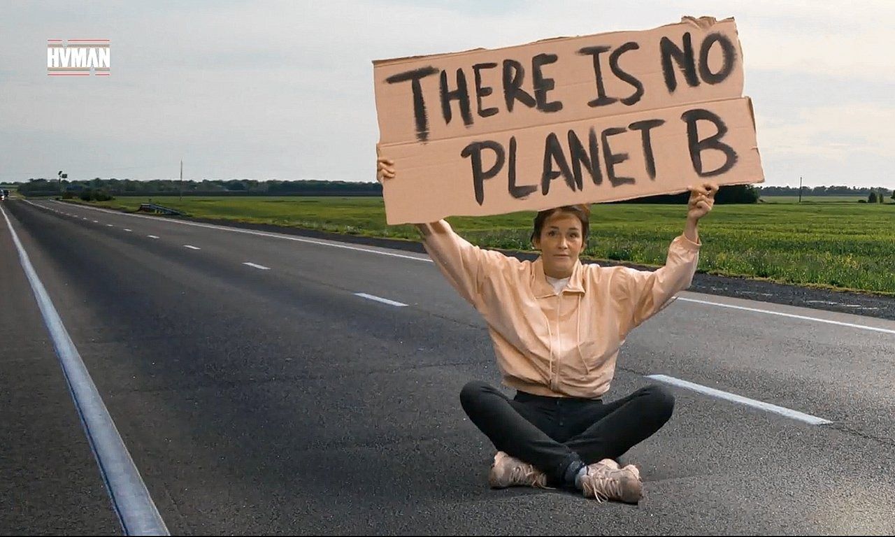 Schrijver Marjolijn van Heemstra als klimaatactivist in Grensgevallen.