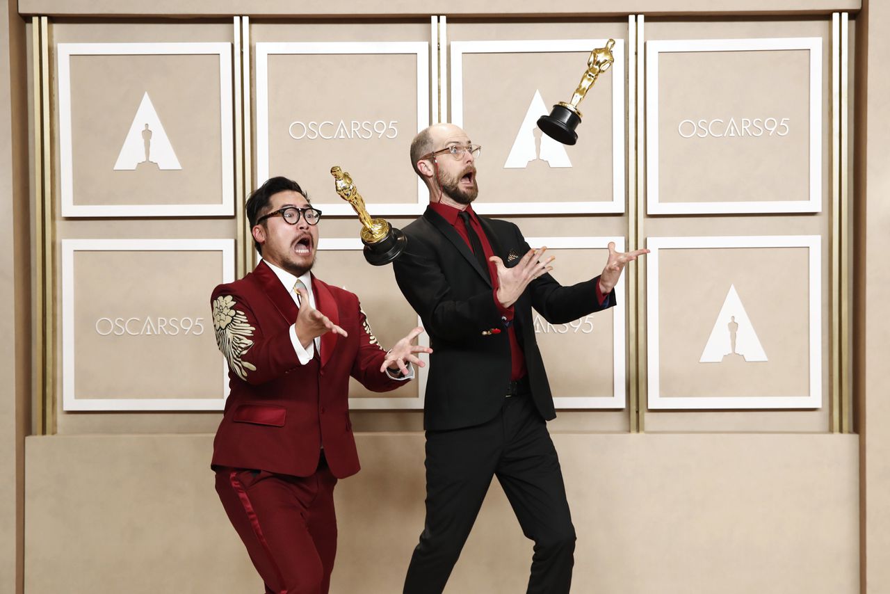 Daniel Kwan (links) en Daniel Scheinert na het winnen van de Oscar voor Beste Regie voor ‘Everything Everywhere All at Once’, tijdens de 95ste Academy Awards.