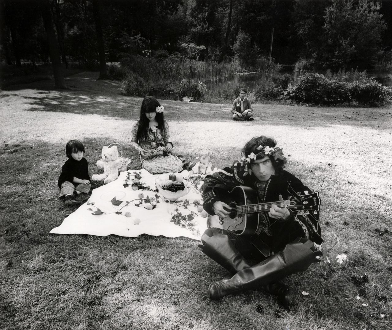 Boudewijn de Groot in 1967 met zijn toenmalige vrouw Anneke, kinderen en lieddichter Lennaert Nijgh op de achtergrond. Een foto gemaakt in de sfeer van zijn album ‘Picknick’.