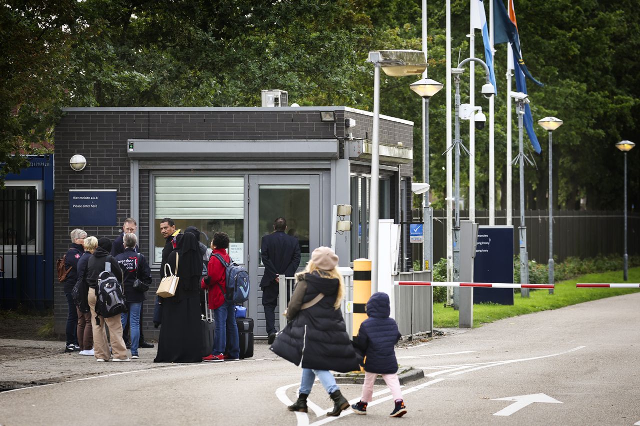 Asielzoekers bij de poort van het IND-aanmeldcentrum in Ter Apel.