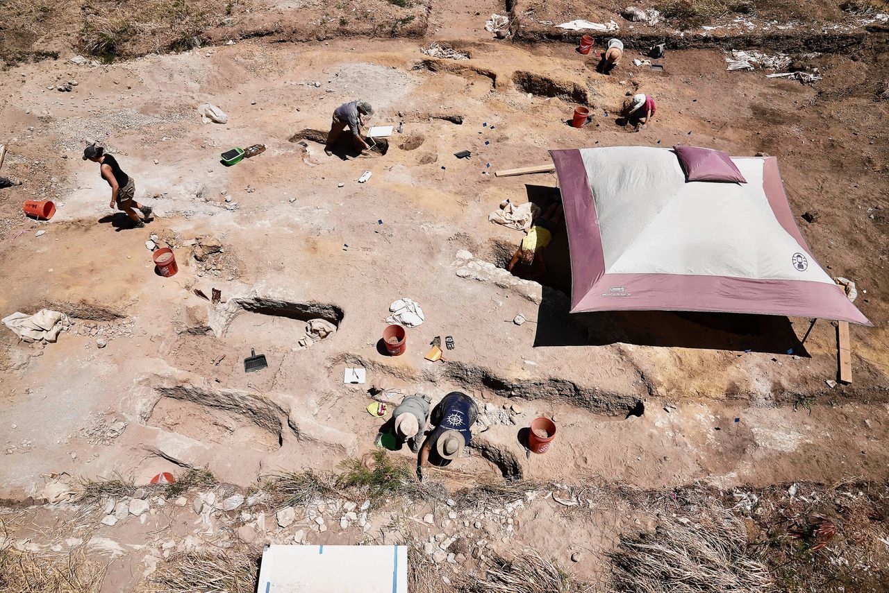 Archeologen aan het werk op de voormalige Golden Rock plantage op Sint. Eustatius.