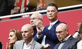 Bij het thuisduel tegen AZ zaten Louis van Gaal (blauw pak) en Michael van Praag (links naast hem) op de eretribune. Voor hen directielid Maurits Hendrik (rechts) en tijdelijk algemeen directeur Jan van Halst.