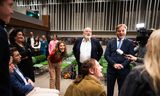 Caroline van der Plas (BBB), Dilan Yesilgöz (VVD), Frans Timmermans (GroenLinks-PvdA) en Pieter Omtzigt (NSC) in gesprek met studenten na het verkiezingsdebat van College Tour, zondagavond. Foto Freek van den Bergh/ANP