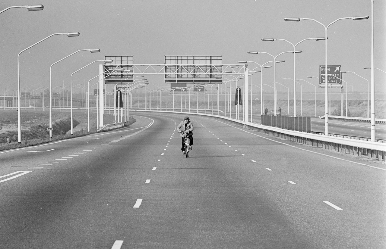 Fietser op weg naar zijn werk op de A9 niet ver van Schiphol tijdens de eerste autoloze in 1973 op zondag 4 november.