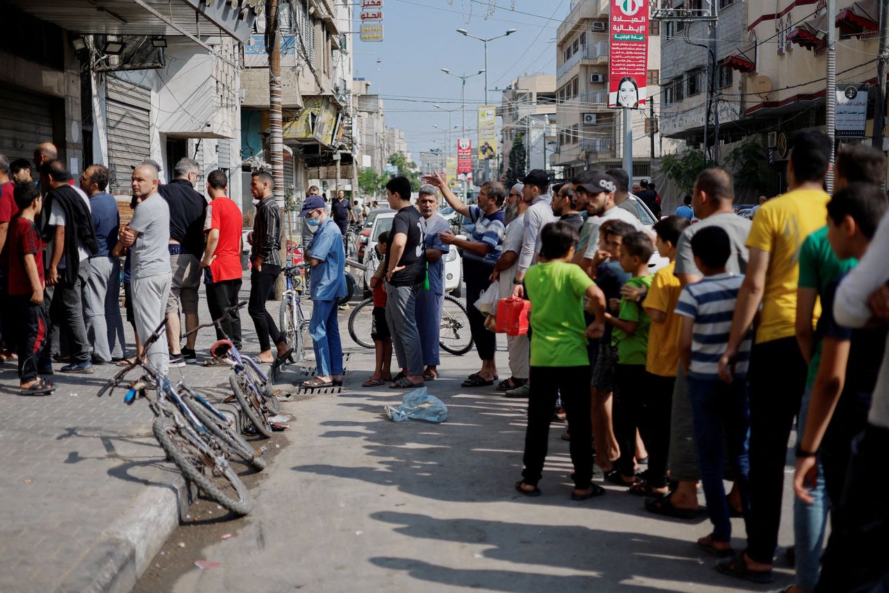 Vlucht uit Gaza-Stad: âIk staar urenlang naar de gezichtjes van mijn zonen, terwijl zij âs nachts huilen onder de bommenâ