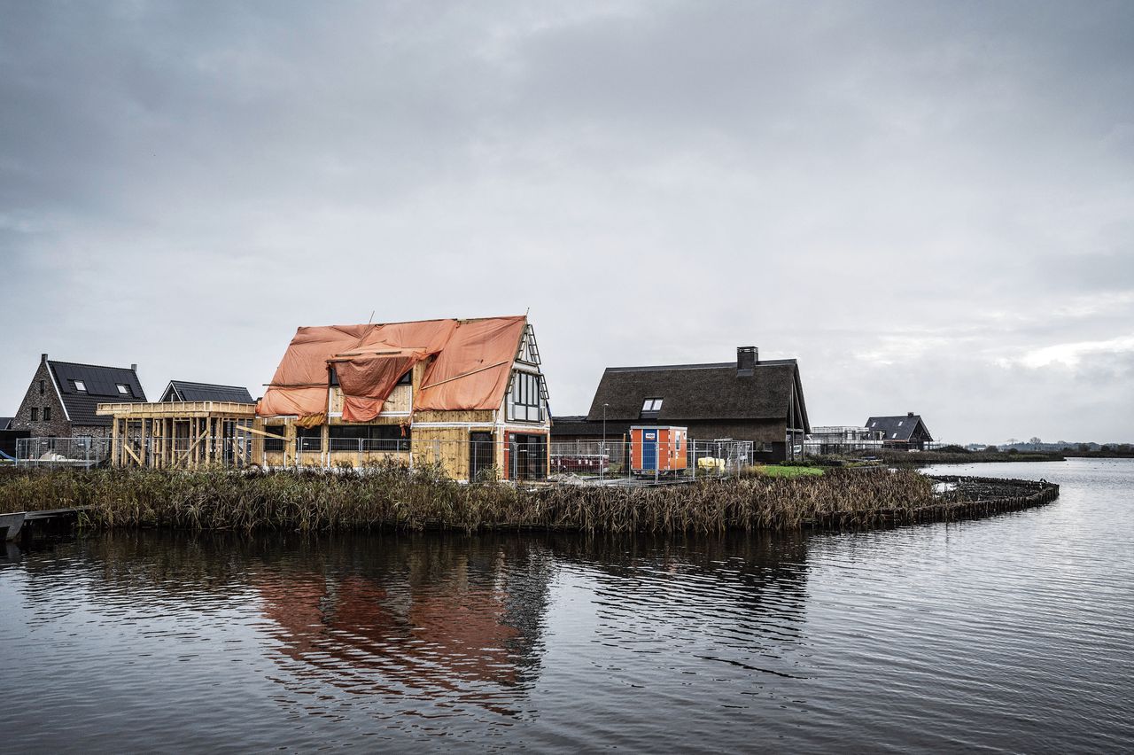 Nieuwbouwwijk De Zeilen in het Groningse Meerstad in aanbouw.