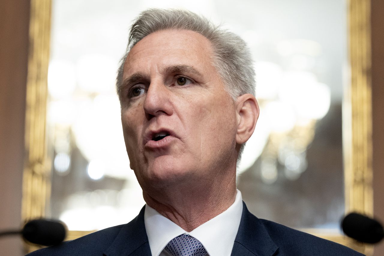 De Amerikaanse voorzitter van het Huis van Afgevaardigden Kevin McCarthy tijdens een persconferentie nadat het Huis van Afgevaardigden een noodmaatregel van vijfenveertig dagen heeft aangenomen om de regering te financieren.