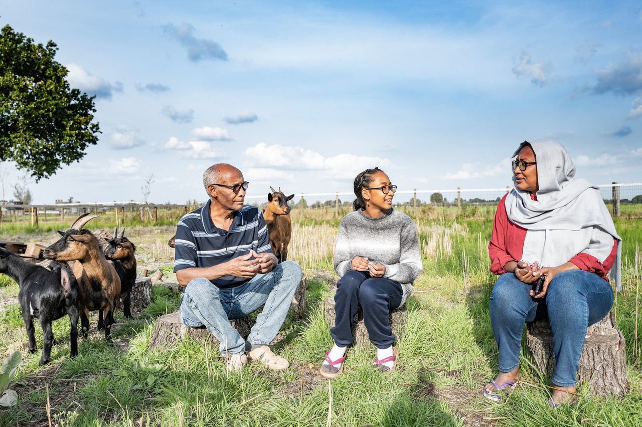 Imad, Ghada en Aziza (vlnr) ontvluchtten de oorlog in Soedan en wonen voorlopig bij een vriendin in Hagestein.