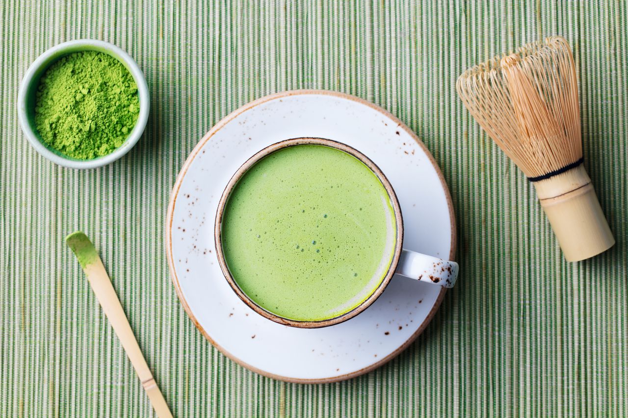 Een kop matcha thee bevat algauw meer cafeïne dan koffie