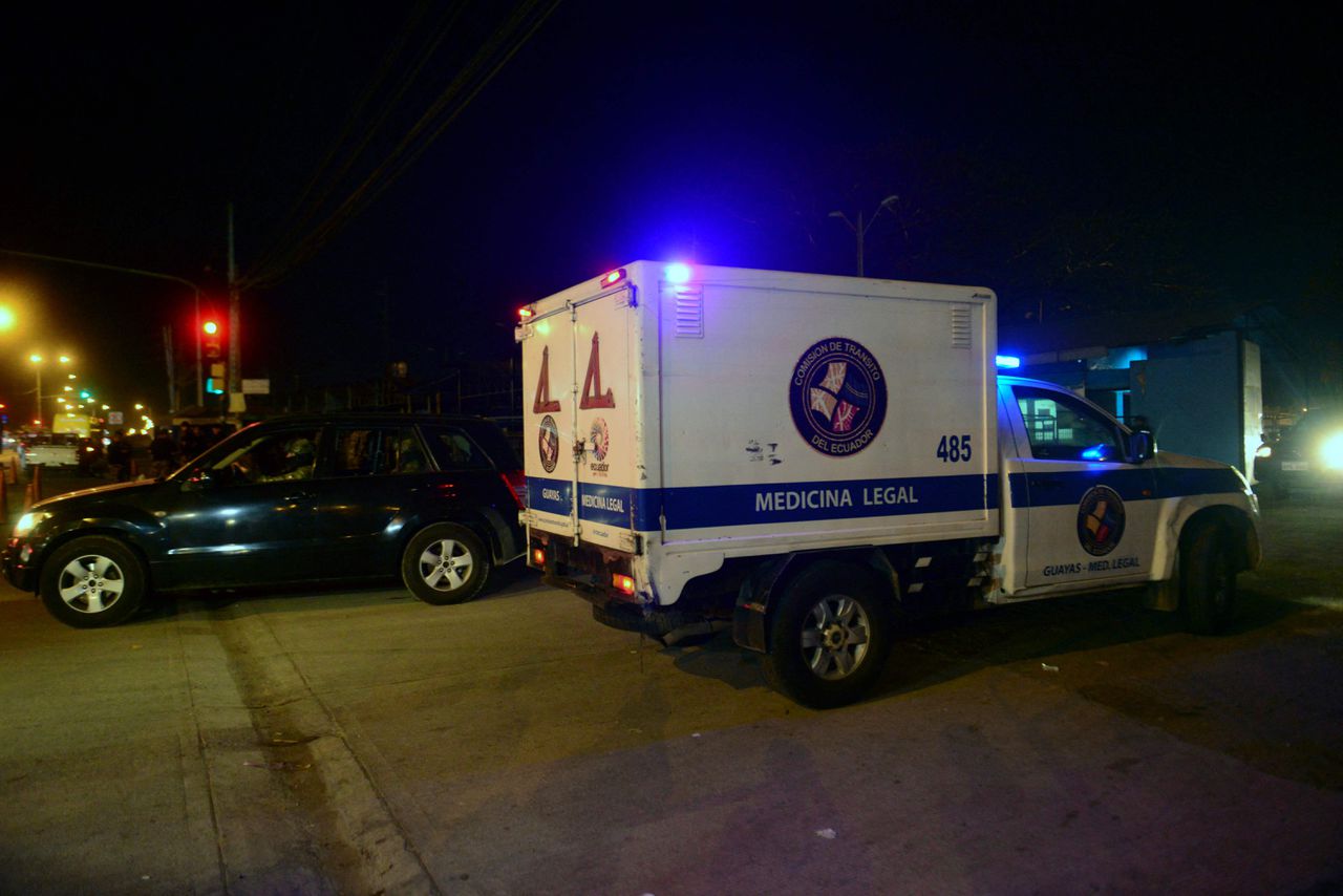 Medewerkers van de forensische politie arriveren bij de gevangenis in Guayaquil.