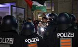 Demonstrant met Palestijnse vlag in Berlijn, 18 oktober. In veel Duitse steden is zulk protest verboden. 