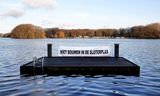 Vorige maand protesteerden omwonenden tegen plannen om te bouwen in de Sloterplas bij Amsterdam. 