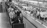 Koningin Juliana bij de opening van de autofabriek, destijds nog van DAF, in 1968. 