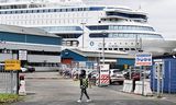 De Silja Europa, aangemeerd aan de kade van een verlaten industrieterrein, net buiten Velsen-Noord. Op een cruiseschip, dat van alle luxe is ontdaan, worden duizend asielzoekers opgevangen.