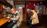 Stamgasten in café The Sting II in Almere Haven (rechts). Rechts Herman, links Dennis. Nota bene: beiden hebben niet op de PVV gestemd.