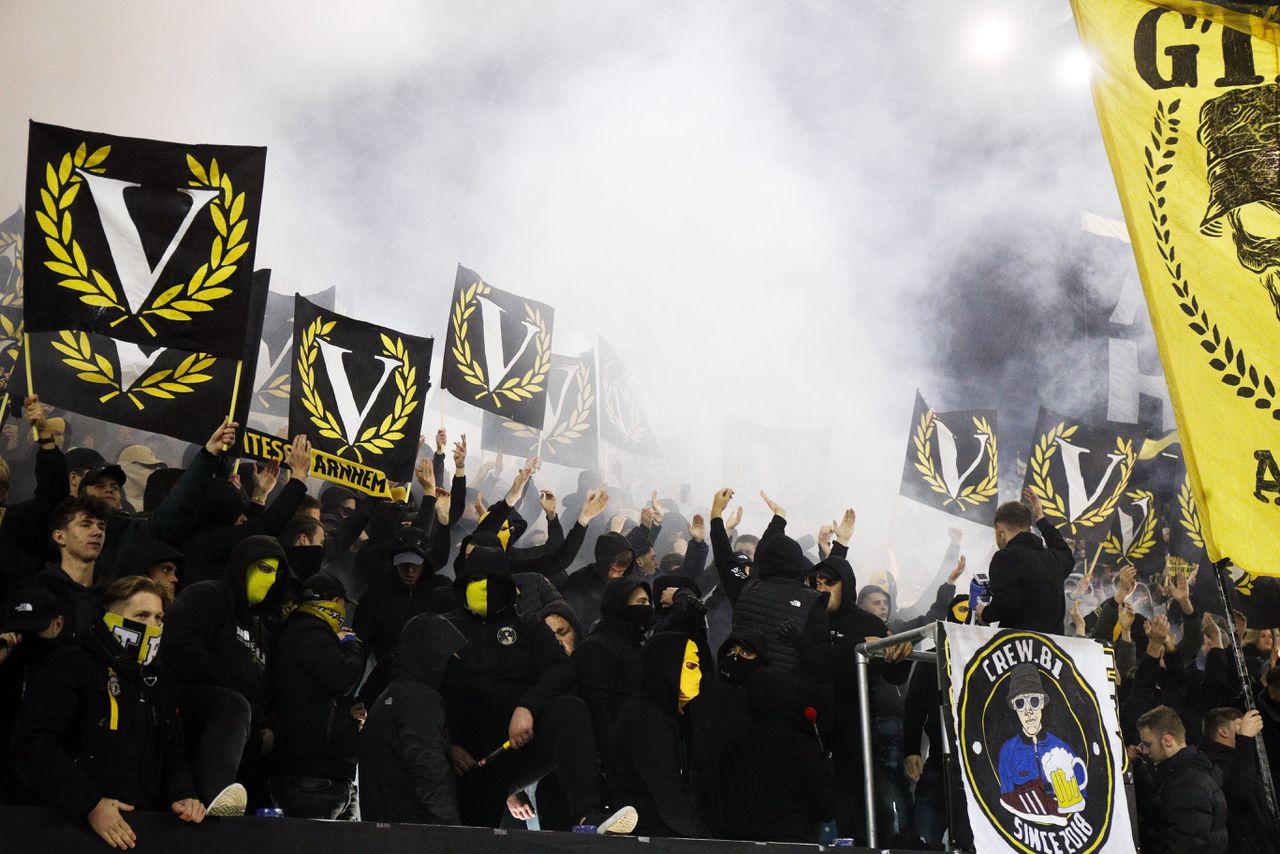 Crew 81, de harde kern van Vitesse op de tribune van de Gelredome.