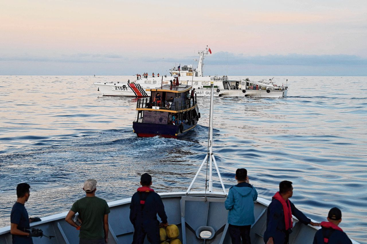 Een schip van de Chinese kustwacht probeert een bevoorradingsboot voor Second Thomas Shoal te blokkeren.