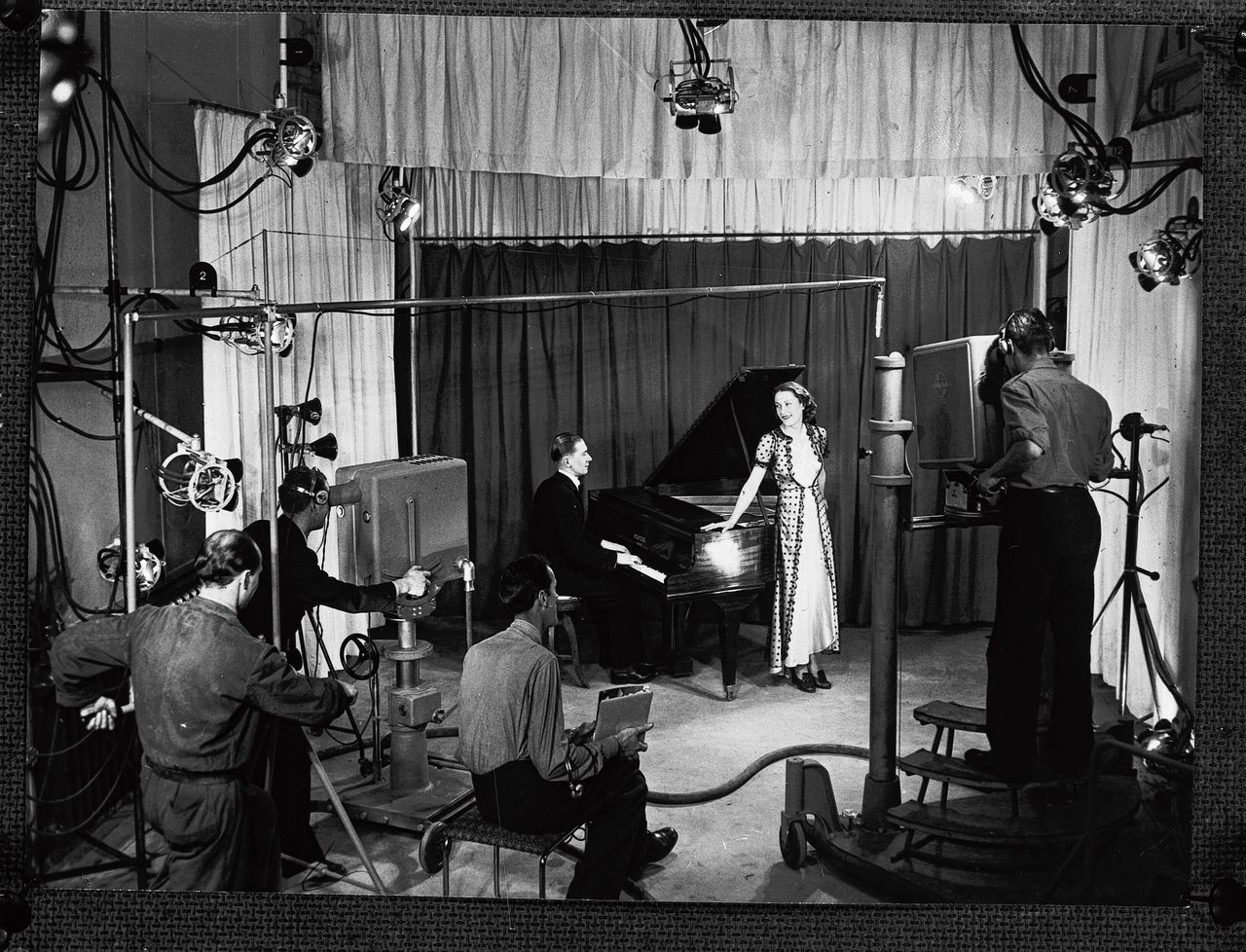 Nederlands eerste experimentele tv-uitzending door Philips in 1948, met onder meer een zangeres met pianobegeleiding.