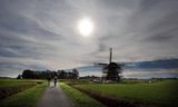 Wandelaars lopen over het Kloosterpad een rondje om Dokkum, in Friesland.