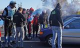 Activisten die tegen Zwarte Piet kwamen demonstreren, werden belaagd op de afrit van de A28.