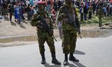 Keniaanse agenten houden eind oktober de wacht buiten het Mama Lucy Kibaki-ziekenhuis in Nairobi, tijdens een bezoek van de Britse koning Charles en koningin Camilla. 