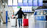 Reizigers op luchthaven Schiphol. 