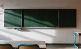Er wordt geëvalueerd of de scholen dinsdag weer open mogen.