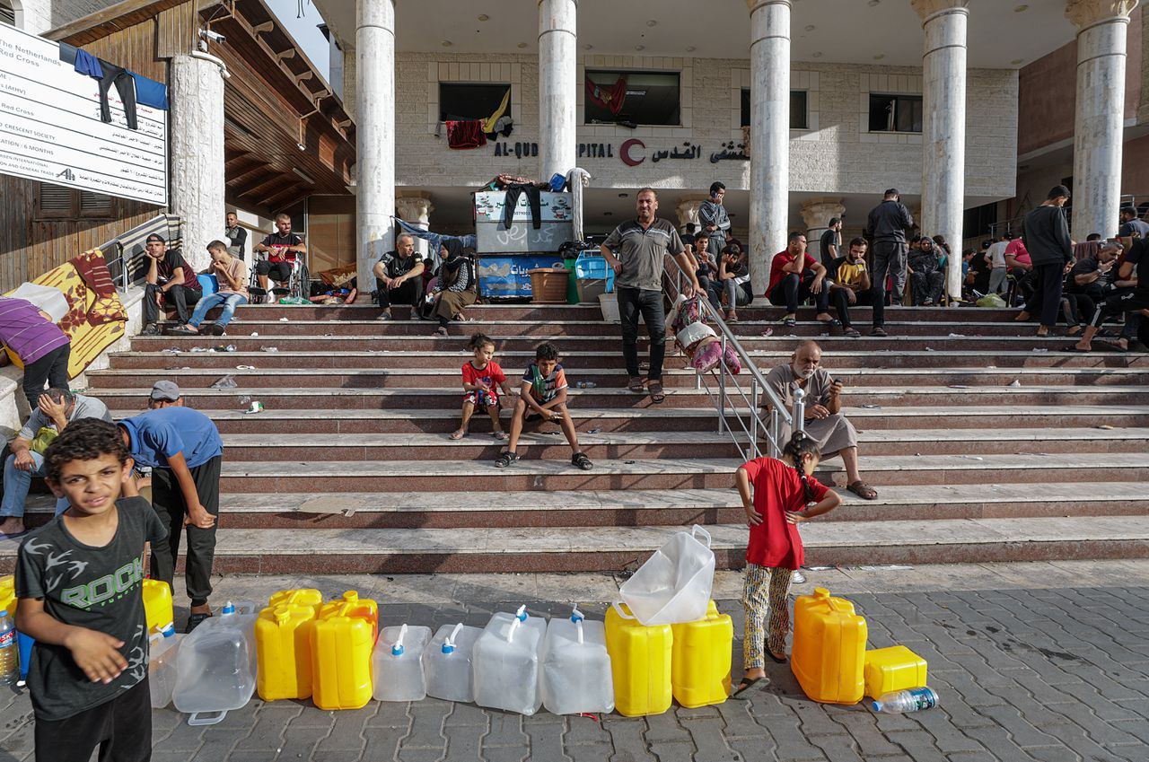 Foto van eind oktober, toen al zo’n 14.000 ontheemde burgers hun toevlucht tot het Al Quds-ziekenhuis hadden gezocht.