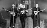 The Beatles in de tv-show Val Parnell’s Sunday Night at the London Palladium, 13 oktober 1963. Dit was het moment dat de media 'Beatlemania' ontdekte.