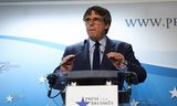 De Catalaanse leider Carles Puigdemont licht het akkoord toe waardoor de socialist Pedro Sánchez goede kans maakt weer premier te worden. 