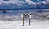 Links: Een bord met in het Spaans de leuze ‘No al litio’ (Nee tegen lithium) in de Argentijnse provincie Jujuy. Rechts: Leden van inheemse gemeenschappen blokkeren een weg tijdens een demonstratie ter verdediging van hun territoria in Jujuy.