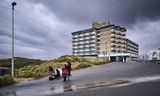 Het NH Atlantic Hotel in Kijkduin waar asielzoekers op tijdelijke basis worden opgevangen .