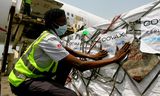 Een lading vaccins komt aan in Abidjan, Ivoorkust.