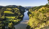 De Whanganui River in Nieuw-Zeeland werd in 2017 als eerste rivier op aarde juridisch een rechtspersoon. 