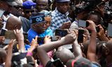 Winnaar Bola Ahmed Tinubu van regeringspartij APC spreekt de media toe na het uitbrengen van zijn stem in Lagos. 