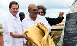 Desi Bouterse (rechts) en CEO van Newmont Gary J. Goldberg (links) verklaren de goudmijn in het oosten van Suriname voor geopend.