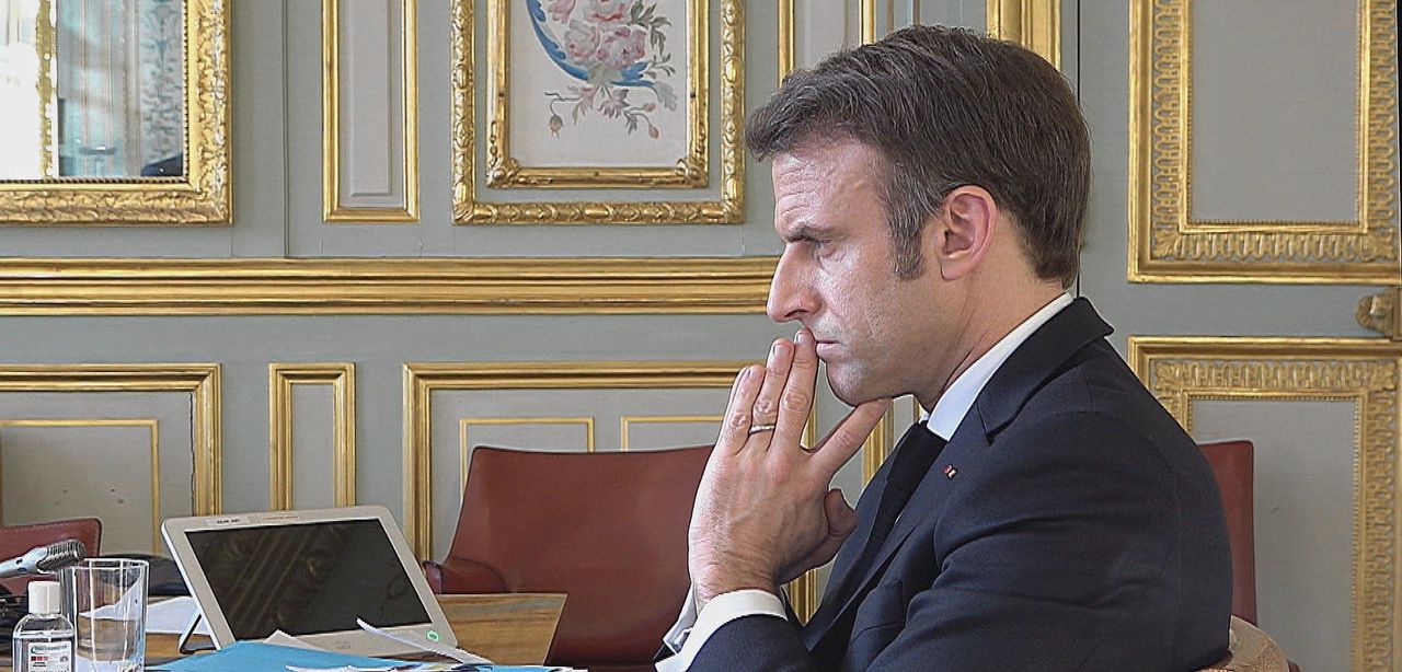 De Franse president Emmanuel Macron in de documentaire ‘A president, Europe and War’.