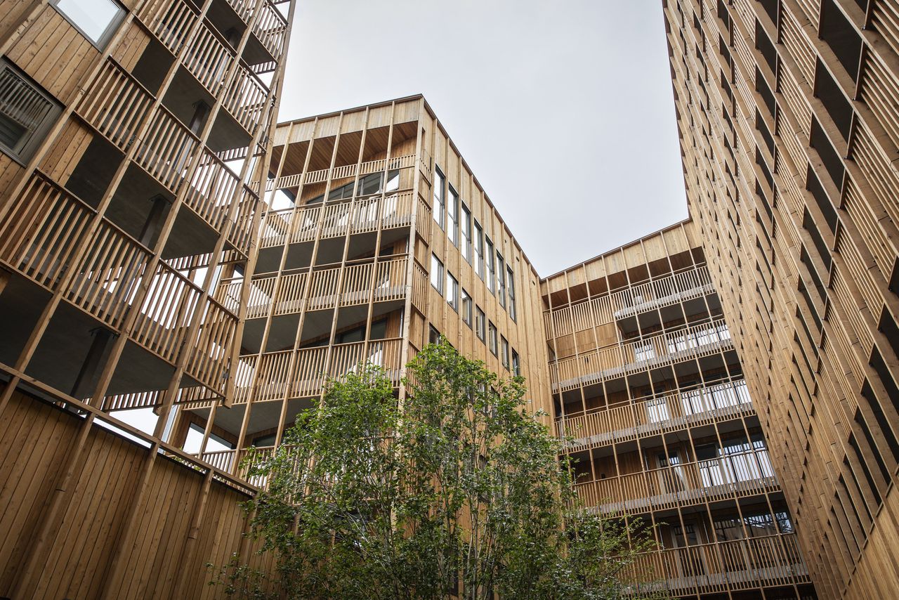 Woongebouw De Jonas in Amsterdam, ontworpen door Orange Architects, is het beste nieuwe gebouw van 2023 volgens NRC.