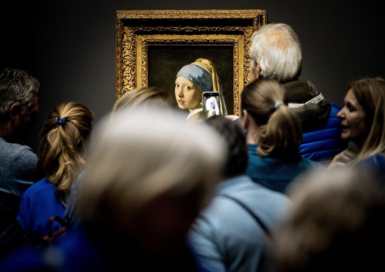 Bezoekers op de tentoonstelling ‘Vermeer’ in het Rijksmuseum, een van dé tentoonstellingen van 2023.