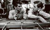 Leonard Bernstein (links) praat met muzikant Glenn Gould in de Columbia Records-studio in New York, ca. 1955.