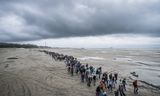 Bezoekers op weg naar een voorstelling van het Oerol festival.