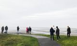 Mensen kijken vanaf Terschelling naar de plek van de aanvaring tussen een snelboot en een watertaxi bij Terschelling.