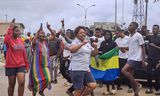 Inwoners van de Gabonese stad Akanda vieren woensdag feest op straat, nadat een militaire coup een einde maakte aan het bewind van president Ali Bongo.