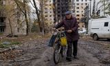 Een achtergebleven inwoner van Avdiivka in de Donbas, waar Russische troepen in oktober een zwaar offensief ontketenden.